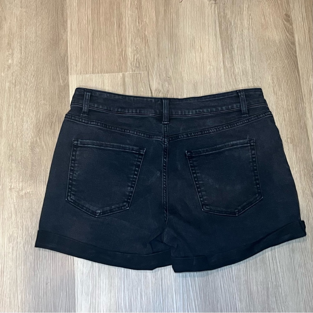 Time and Tru Women's Mid-Rise Stretch Black Denim Shorts with Rolled Cuffs 14 - Picture 2 of 4